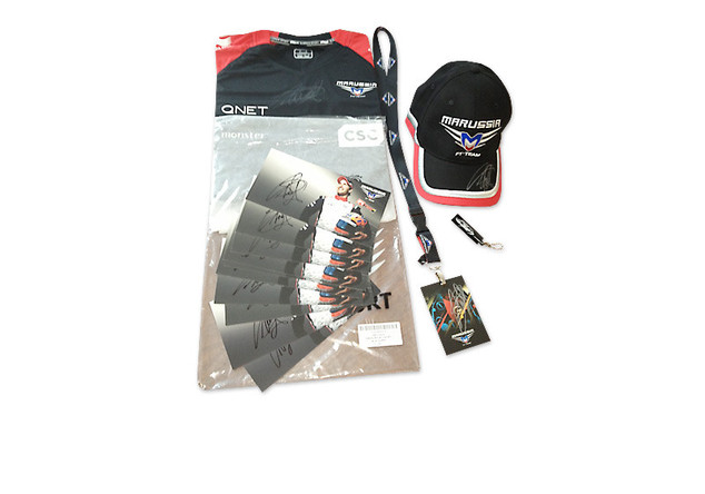 Formel 1-Fanpaket mit Marussia-Shirt, Autogrammkarten, Key Lay, Ohrenstöpsel und Cap