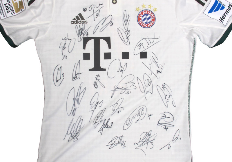 Getragenes FCB-Trikot von allen signiert