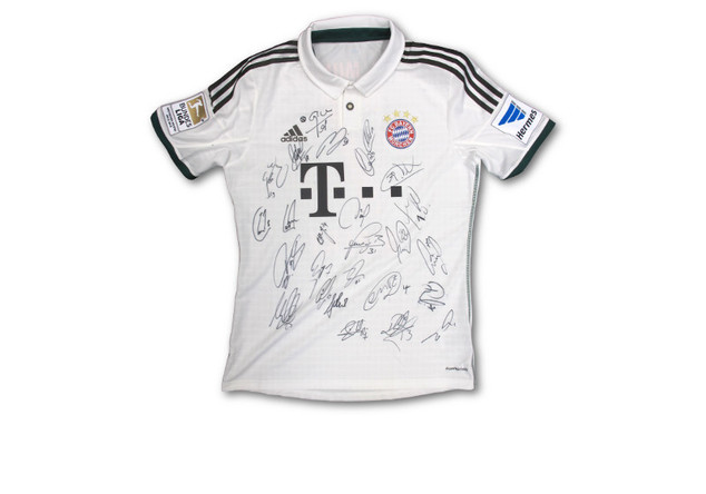 Getragenes FCB-Trikot von allen signiert