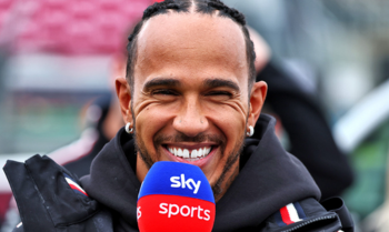 Lewis Hamilton versteigert zum Mercedes-Abschied Rennanzug und Schuhe!  Lewis Hamilton versteigert zum Mercedes-Abschied Rennanzug und Schuhe!