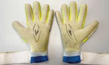 Manuel Neuers Torwart-Handschuhe bringen 6.150 Euro für Kinderhilfsprojekte!