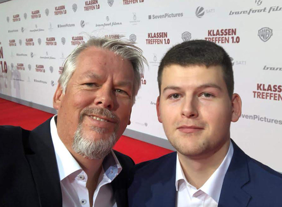 Matthias und sein Sohn Tom genossen den Weg über den roten Teppich