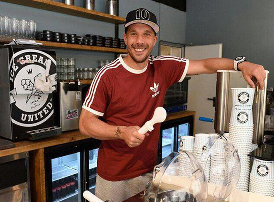 Lukas Podolski lädt in seine Eisdiele ein
