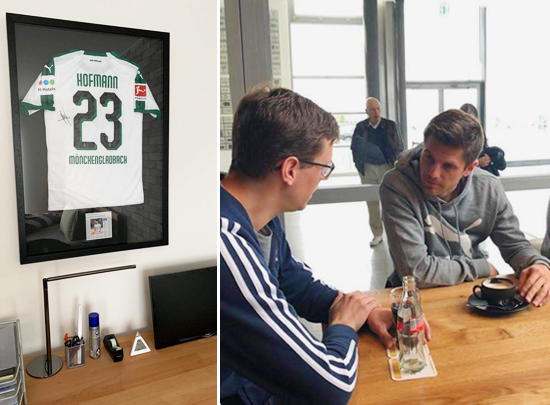 Das gerahmte Trikot hängt nun im Schlafzimmer