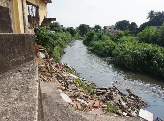 Fluss in der Favela