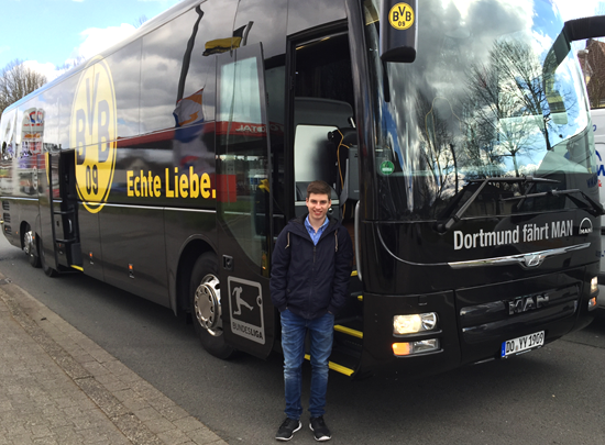 Erinnerungsfoto vor dem Mannschaftsbus des BVB