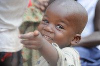 Kind bei der Ziegenausgabe