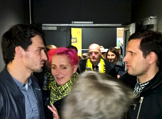 Mats Hummels in der VIP-Loge des Signal Iduna Parks, dahinter die Frau unseres Bieters