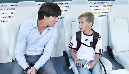 Meet Greet Und Seine Uhr 9 750 Euro Aus Zwei Auktionen Mit Joachim Low Blog United Charity Auktionen Fur Kinder In Not