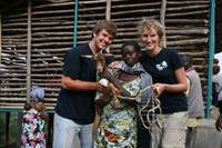 Robert Wunderlich und Lisa Meier geben Ziegen aus