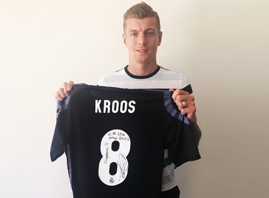 Toni Kroos mit seinem Meistertrikot von Real Madrid