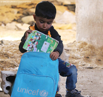 Auch Schultaschen sind Teil der "Schule in der Kiste" Auch Schultaschen sind Teil der "Schule in der Kiste"
