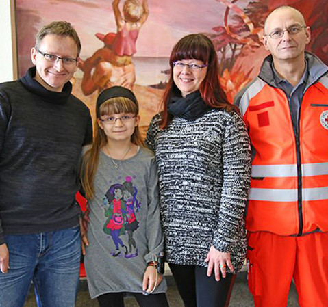 Victoria mit ihren Eltern und ihrem Schulbegleiter Victoria mit ihren Eltern und ihrem Schulbegleiter