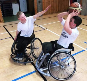 Toni Kroos Stiftung organisiert Sportrollstuhl für Sebastian Toni Kroos Stiftung organisiert Sportrollstuhl für Sebastian