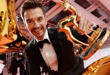 Florian Silbereisen erzielte den höchsten Erlös bei den Auktionen zugunsten der TRIBUTE TO BAMBI Stiftung Florian Silbereisen erzielte den höchsten Erlös bei den Auktionen zugunsten der TRIBUTE TO BAMBI Stiftung