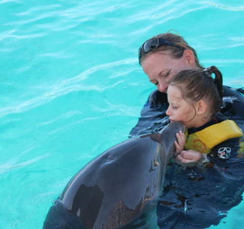 Nele bei der Delfintherapie Nele bei der Delfintherapie