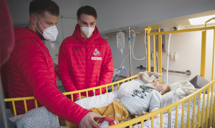 1. FC Köln-Stars besuchen Kinder im Krankenhaus 1. FC Köln-Stars besuchen Kinder im Krankenhaus