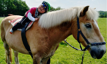 Bauernhof-Urlaub für die kleine Vera und ihre Familie