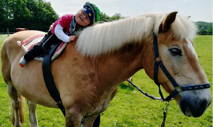 Bauernhof-Urlaub für die kleine Vera und ihre Familie