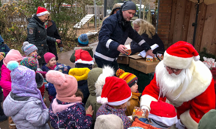 DRK Bückeburg beschenkt 350 Kinder zu Weihnachten! DRK Bückeburg beschenkt 350 Kinder zu Weihnachten!