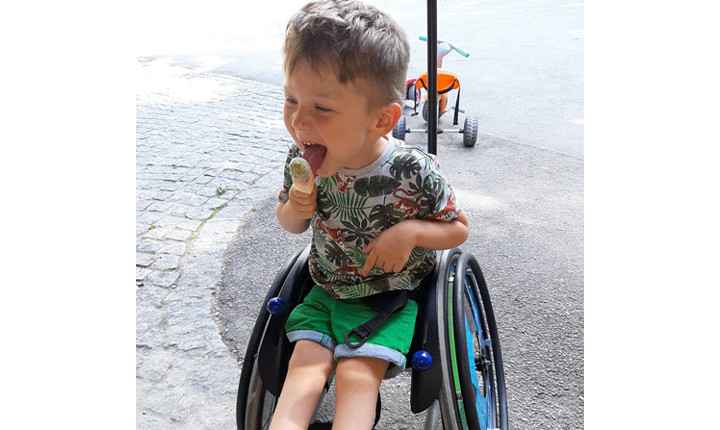 Muskeltherapie für den dreijährigen Oliver Muskeltherapie für den dreijährigen Oliver
