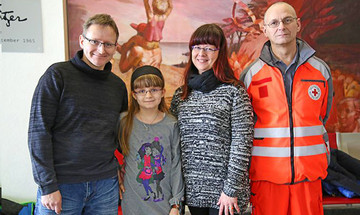 Victoria mit ihren Eltern und ihrem Schulbegleiter