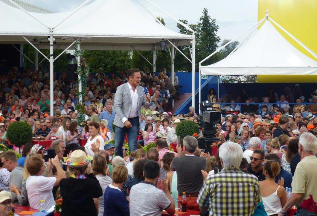 Stefan Mross inmitten der "Immer wieder sonntags"-Gäste Stefan Mross inmitten der "Immer wieder sonntags"-Gäste