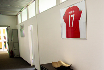 Boatengs Trikot als Hingucker im Büro