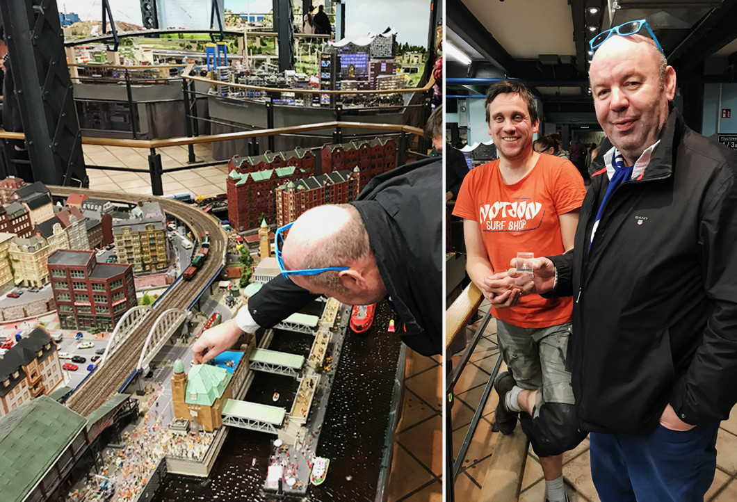 Auktionsgewinner Ludger beim Aufstellen seiner Figur im Miniatur Wunderland Auktionsgewinner Ludger beim Aufstellen seiner Figur im Miniatur Wunderland