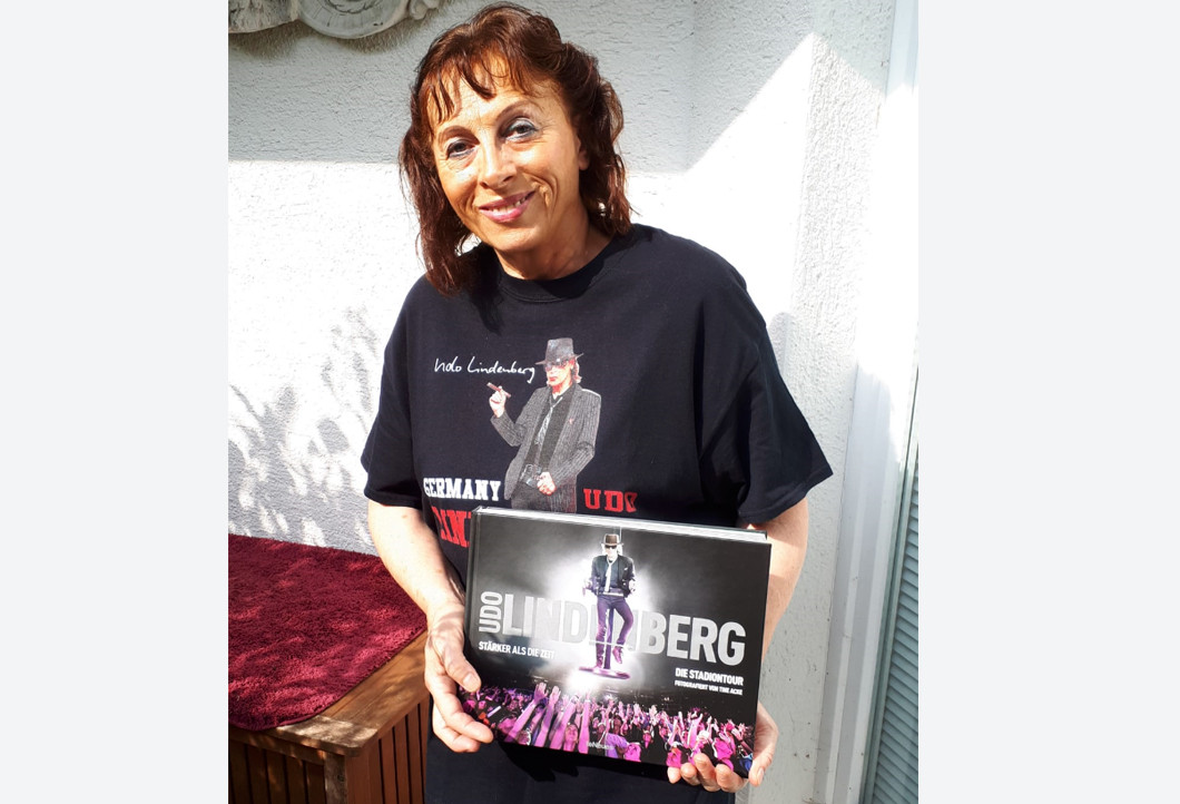 Carola mit ihrem handsignierten Buch von Udo Lindenberg