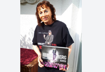 Carola mit ihrem handsignierten Buch von Udo Lindenberg Carola mit ihrem handsignierten Buch von Udo Lindenberg