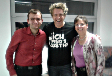 Sascha Grammel mit Auktionsgewinner Patrick und seiner Mutter Sascha Grammel mit Auktionsgewinner Patrick und seiner Mutter