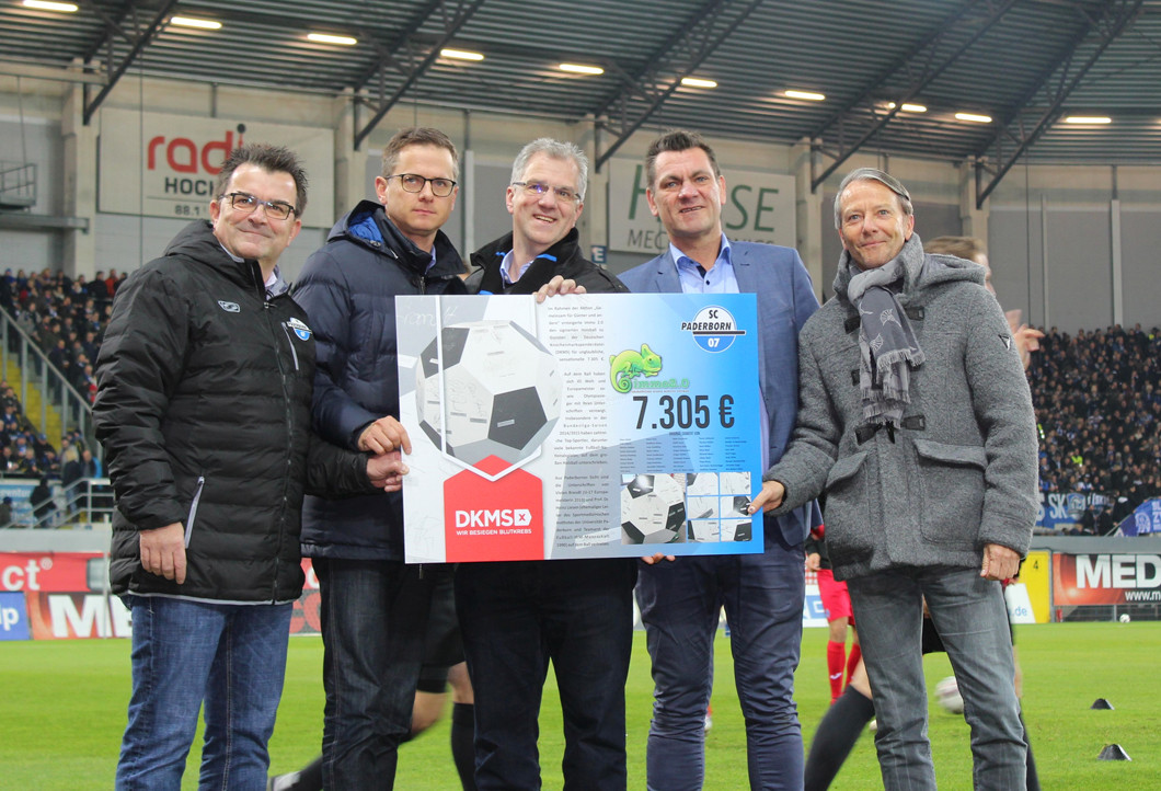 Signierter Holzball bleibt als Dauerleihgabe im Stadion Signierter Holzball bleibt als Dauerleihgabe im Stadion