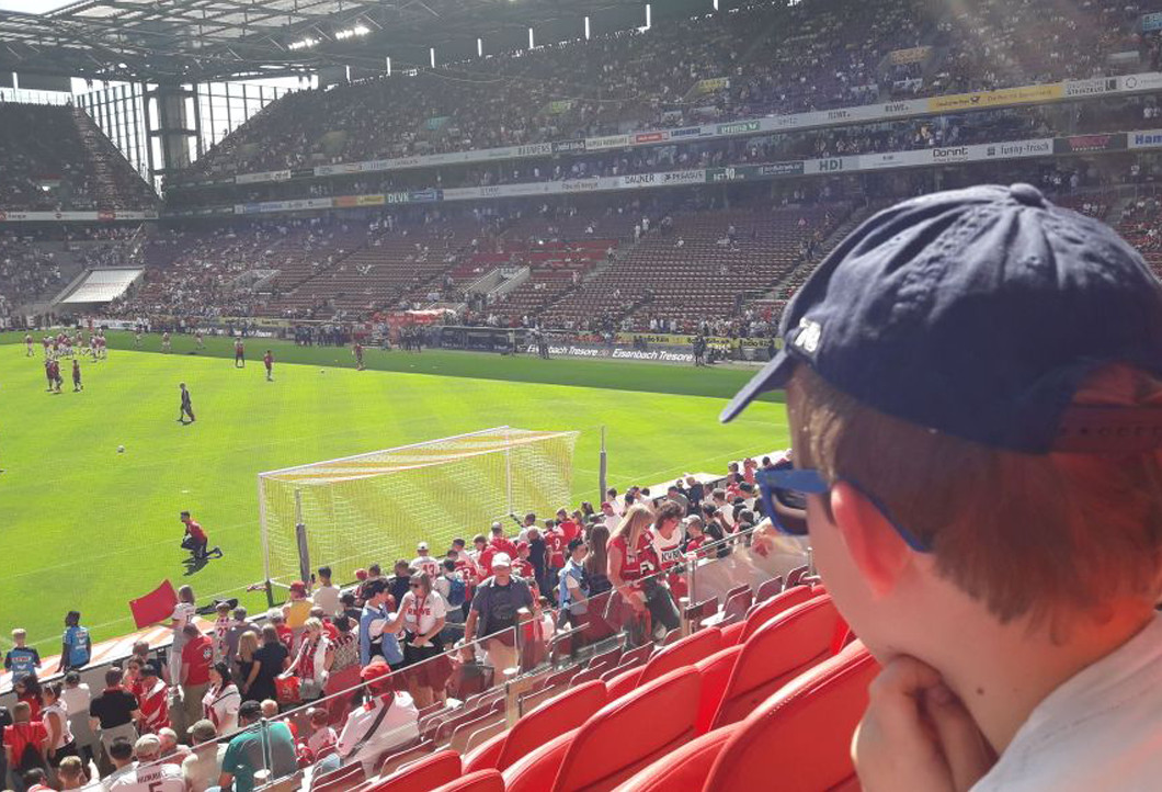 Stefans Sohn beim Match 1. FC Köln vs. FC Bayern München