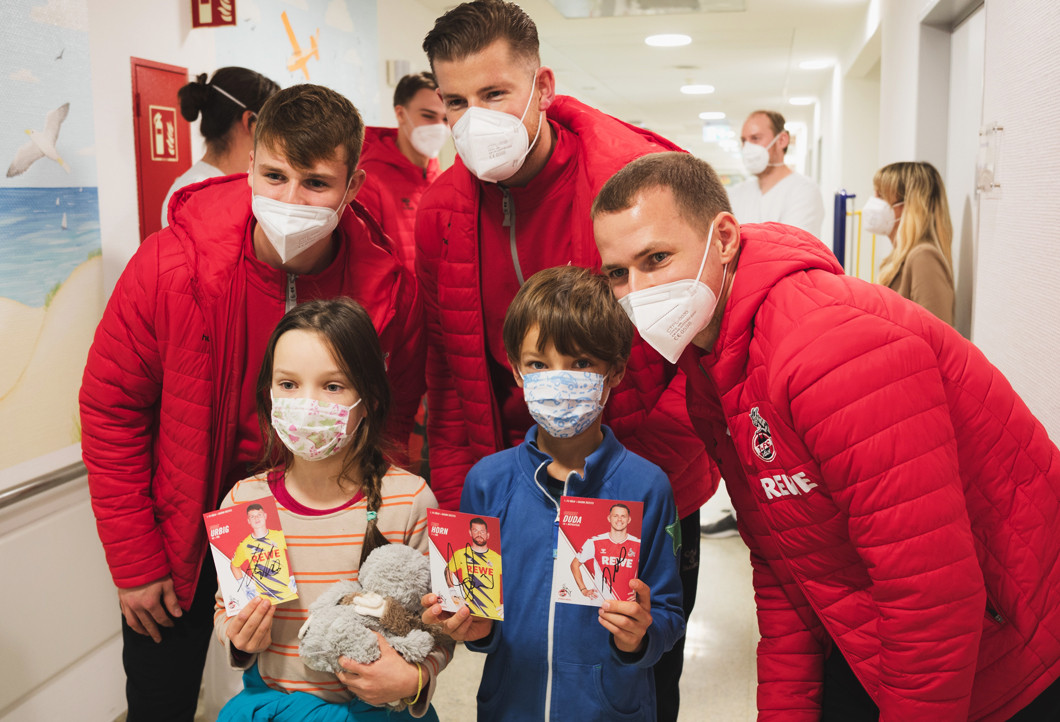 1. FC Köln-Stars besuchen Kinder im Krankenhaus  1. FC Köln-Stars besuchen Kinder im Krankenhaus