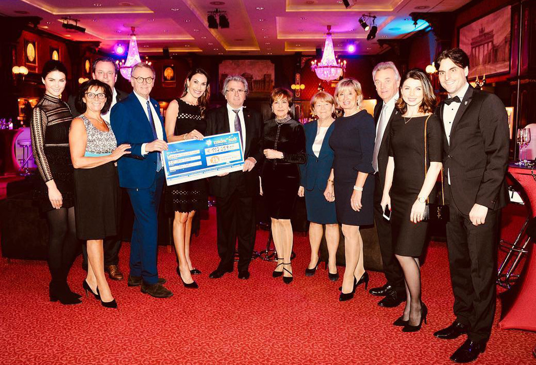 Dagmar Kögel bei der Spendenübergabe im Europa-Park