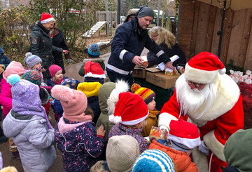 DRK Bückeburg beschenkt 350 Kinder zu Weihnachten! DRK Bückeburg beschenkt 350 Kinder zu Weihnachten!