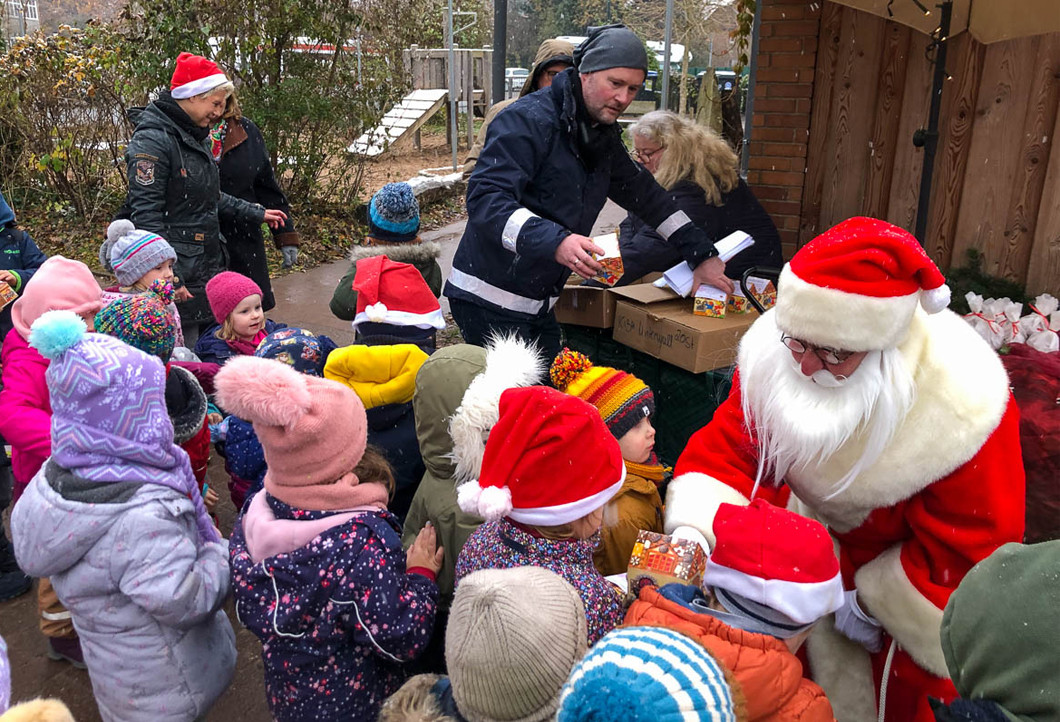 DRK Bückeburg beschenkt 350 Kinder zu Weihnachten! DRK Bückeburg beschenkt 350 Kinder zu Weihnachten!