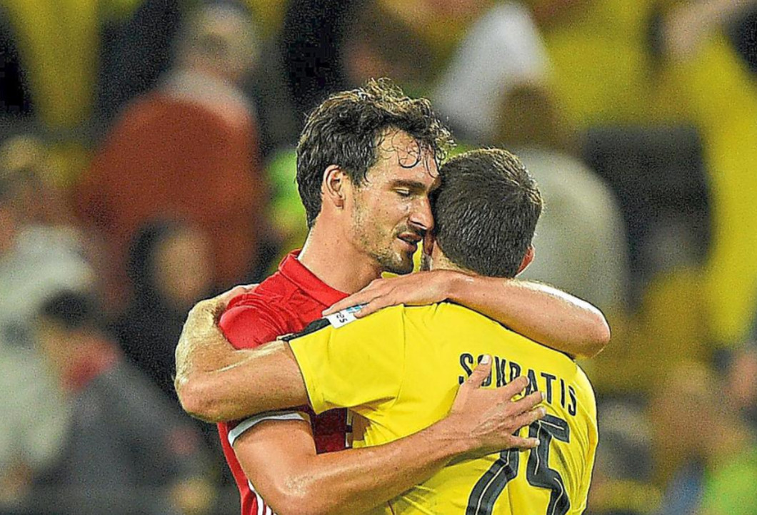 Der FC Bayern und der BVB versteigern alle Trikots vom Topspiel Der FC Bayern und der BVB versteigern alle Trikots vom Topspiel