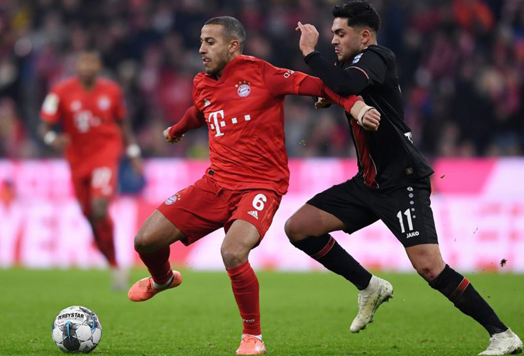 Stars des FC Bayern und Bayer Leverkusen stiften ihre Trikots Stars des FC Bayern und Bayer Leverkusen stiften ihre Trikots